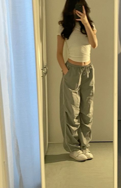 Sweater Baggy Jeans Outfit, Baggy Jeans Tight Top, Tight Top Baggy Pants Outfit, Pe Outfits For School, Baggy Pants Tight Shirt Outfit, Winter Headphones, Grey Jeans Outfit, Celebrity Children, Baggy Clothes