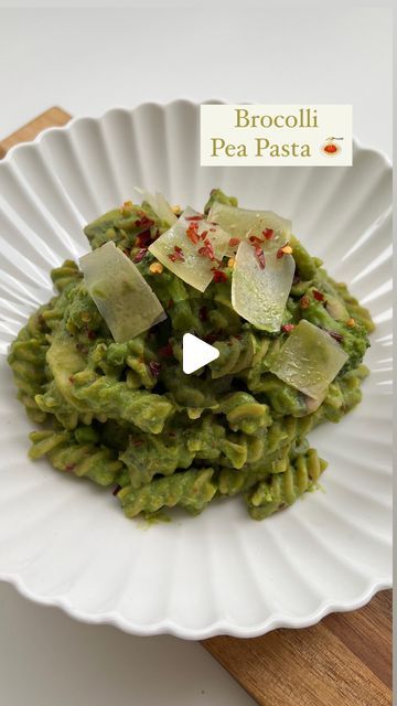 Guntas Sethi on Instagram: "✨High Protein Peas & Broccoli Pasta✨

Ep 16 of #healtheireatswithChefG

A vibrant green pasta that will make your soul dance! 🥰💃 

This creamy pasta is one of the easiest recipes, it takes almost no time at all to prepare but still packs so much flavor and nourishment🥦🍝

Recipe:

-1 cup broccoli florets 
-1 cup green peas 
-1 cup pasta 
-1 tbsp salt 

For the sauce:

-1 block of tofu/paneer 
-1 tbsp salt 
-1 cup peas, spinach and broccoli 
-water as per consistency 

For assembling:

-1 tbsp oil 
-1 cup garlic, finely chopped 
-1 cup mushrooms 
-1 tbsp salt 
-1 tbsp Italian seasoning 
-green sauce 
-1 tbsp chilli flakes
-boiled pasta & veggies 

#greenpasta #highprotein #broccoli #pastarecipes #pasta  #wintergreen #quickmeals #spinach 

[Broccoli pea pasta, Broccoli Pasta Sauce, Tofu Paneer, Pasta Veggies, Pea Pasta, Spinach Alfredo, Pea Pesto, Green Pasta, Easiest Recipes, Broccoli Pasta