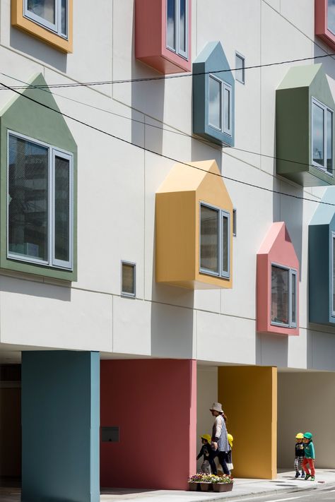 Bay windows with colourful house-shaped frames extend from the front of this nursery school in the city of Sendai, which was designed by Tokyo-based architect Masahiko Fujimori. Colorful Facade, Kindergarten Architecture, School Building Design, Window Architecture, Kindergarten Design, Welcome Students, Casa Container, Architecture Design Concept, Nursery School