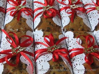 I love the doily around the fruit cake. Affectionate: Traditional Fruits Cake & Xmas Cookies Hamper Food Gifts Wrapping, Traditional Cookies, Fruits Cake, Diy Girlande, Wish You Merry Christmas, Christmas Gift Packaging, Christmas Food Gifts, Christmas Fruit, Cake Packaging