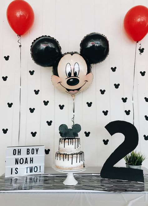 Minimal Mickey Mouse Party, Mickey Mouse Birthday Simple, Black And White Mickey Mouse Birthday, Ooh Twodles Birthday, Mickey Mouse Birthday Aesthetic, Mickey Mouse Birthday Modern, Mickey Mouse Party Decor, Classy Mickey Mouse Party, Modern Mickey Party