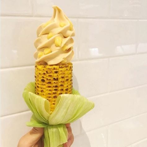 Ice Cream Served on Grilled Corn on the Cob - Neatorama Strange Ice Cream Flavors, Tempura Ice Cream, Crazy Ice Cream Flavors, Ice Cream Unique, Weird Ice Cream, Weird Drinks, Crazy Ice Cream, Weird Desserts, Weird Ice Cream Flavors