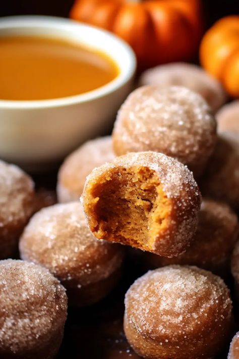 Baked Pumpkin Donut Holes - That Oven Feelin Banana Donut Holes, Donut Hole Recipe Baked, Baked Donut Holes, Pumpkin Donut Holes, Pumpkin Donut, Pumpkin Doughnut, Protein Donuts, Healthier Desserts, Ww Desserts