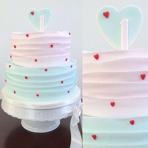 Valentines 1st Birthday Cake, Sweetheart Birthday Cake, Heart Themed 1st Birthday Party, February 1st Birthday Ideas Girl, Valentines First Birthday Girl, First Birthday Cake Design, February Birthday Cake, Cute First Birthday Cake, Valentines Birthday Cake