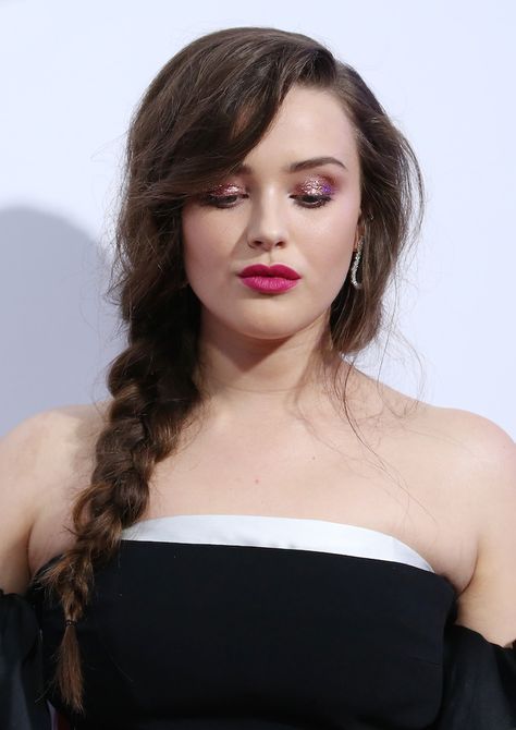 Catherine Langford, Mermaid Eye Makeup, Sparkly Eyeshadow, Katherine Langford, Hollywood Event, Hot Pink Lips, Hollywood Red Carpet, Sparkly Eyes, Love Simon