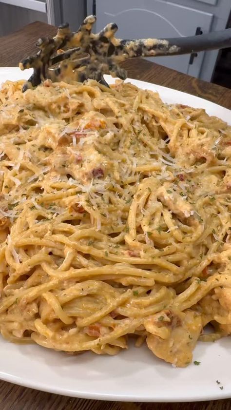 Easy Crockpot Recipe🙌🏻 Lazy Spaghetti Recipe, Creamy Chicken Spaghetti, Luke Brown, Crockpot Recipe, Spaghetti Recipe, Family Restaurant, Chicken Spaghetti, Mexican Rice, Lazy People