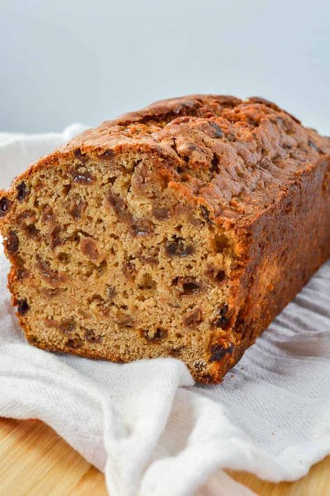 This traditional Irish barmbrack recipe is normally eaten at Halloween with some fortune-telling items baked in! It tastes like a cross between bread and cake, is yeast-free, and full of plump spiced raisin and sultana goodness. Easy to make vegan or eggless (options given), bake up a loaf today, slice, toast and add buttery spread. Accompanying with tea is a must! Allbran Recipe, Barmbrack Recipe, Irish Barmbrack, Fruit Loaf Recipe, Fruit Loaf, Tea Loaf, Peppermint Cheesecake, Loaf Recipes, Tea Cake