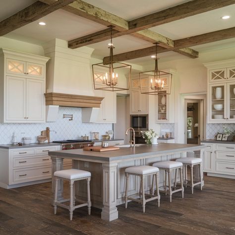 Are you dreaming of a kitchen that perfectly blends rustic charm with modern functionality? A farmhouse kitchen might be exactly what you need. Big Farmhouse Kitchen, Modern Rustic Kitchen Ideas, Rustic Farmhouse Kitchen Island, Modern French Country Kitchen, Dream Farmhouse Kitchen, Barndo Ideas, Farmhouse Kitchen Design Ideas, Modern Country Kitchen, Modern Rustic Kitchen