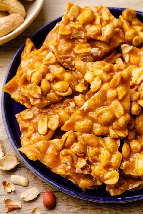 Microwave Peanut Brittle - Microwave Meals Microwave Mashed Potatoes, Microwave Oatmeal, Microwave Pizza, Microwave Peanut Brittle, Microwave Meals, Peanut Brittle Recipe, Brittle Recipes, Quick Dessert, Basic Kitchen