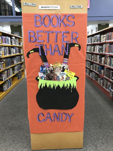 Halloween Bookfair, Library Halloween Decorations, Fall Library, Librarian Ideas, Halloween Library, School Library Decor, Makerspace Library, Library Desk, Library Crafts