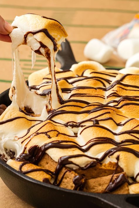 S'mores Nachos Vertical Smores Dessert Recipes, Bowl Desserts, Super Bowl Menu, Skillet Desserts, Superbowl Desserts, Easy Super Bowl, Hot Desserts, Smores Dessert, Healthy Superbowl Snacks