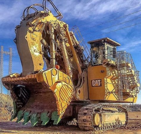 Giant Truck, Truk Besar, Mighty Machines, Earth Moving Equipment, Caterpillar Equipment, Vintage Motorcycle Posters, Heavy Construction Equipment, Dumper Truck, Mechanical Art