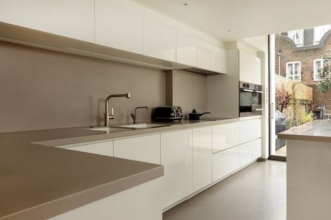 By far the most popular handleless kitchen colour is white. However, very often mixed with a contrasting colour or wood island or feature wall cabinet. Annex Kitchen, Handleless Kitchen Cabinets, Alno Kitchen, Modern Kitchen Colours, Home Office Shelves, Kitchen Colour, Kitchen Table Centerpiece, Handleless Kitchen, Wood Island