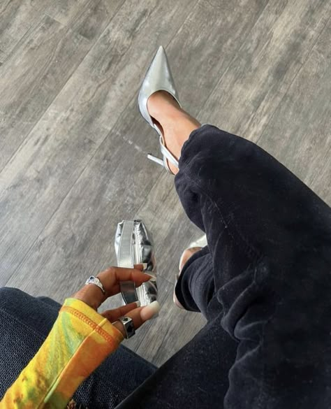 Pump Heels Outfit, Silver Pumps Outfit, Pumps Heels Outfit, Boujee Shoes, Silver Heels Outfit, Silver Stiletto Heels, 90s Girl Fashion, Outfit Inspo For Women, Pumps Outfit