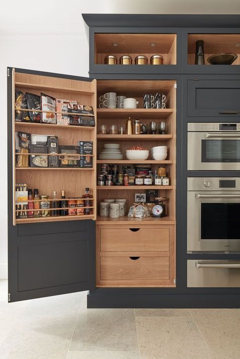 Mueble para despensa, vajilla y mantelería del lado izquierdo TODO REPISAS SIN CAJONES Y EXTENDER ESPACIO DE ALMACENAMIENTO EN PUERTA. Desain Pantry Dapur, Interior Dapur, Desain Pantry, Kabinet Dapur, Shaker Style Kitchens, Kitchen Pantry Design, Diy Kitchen Storage, Pantry Design, Kitchen Room Design