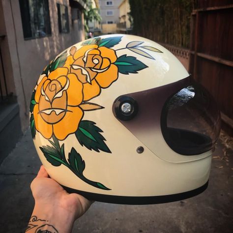 Bike Gear Storage, Dirt Bike Tattoo, Motorcycle Helmets Art, Bike Helmet Design, Custom Motorcycle Helmet, Dirt Bike Helmets, Motorcycle Helmet Design, Pinstripe Art, Vertical Bike