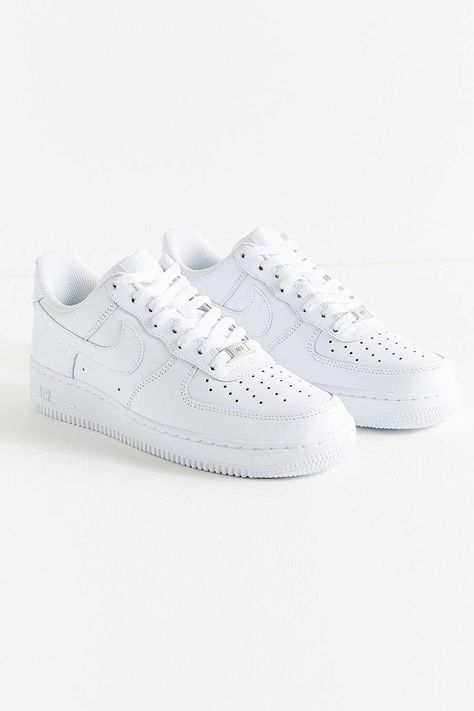 Shoe Aesthetic, Best White Sneakers, All White Sneakers, Jordans Shoes, Dr Shoes, Nike Shoes Outfits, Tenis Nike, Shoe Wishlist, Nike Air Shoes