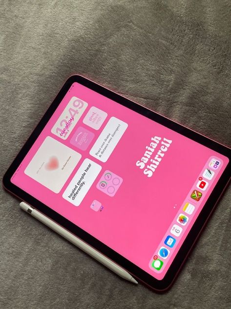 Pink I Pad Aesthetic, Ipad Girly Wallpaper, Pink Ipad Ideas, Ipad Home Screen Layout Pink, Pink Ipad Aesthetic Layout, Ipad Lockscreen Pink, Ipad Widgets Aesthetic Pink, Pink Ipad Widget, Pink Ipad Homescreen