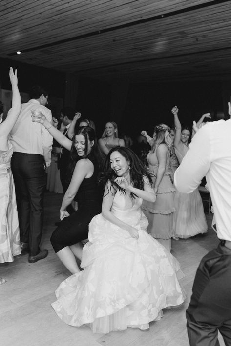 Wedding Best Friend, Reception Dancing Photos, Wedding Reception Dance Party, Wedding Aesthetic Receptions, Wedding Reception Candids, Wedding Party Aesthetic Dancing, Wedding Reception Dancing Photos, Wedding Photo Ideas Receptions, Wedding Dance Pictures