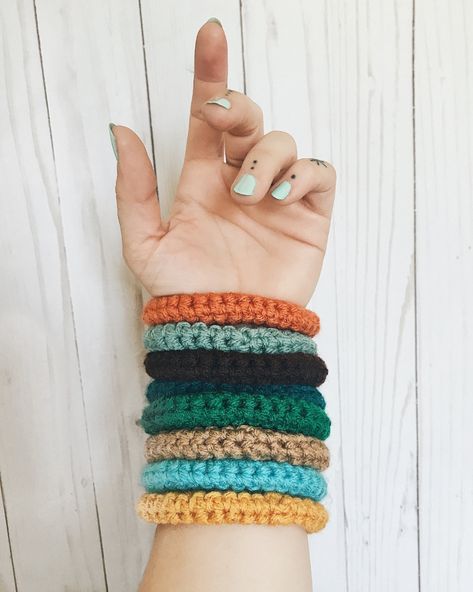 Free Crochet Bracelet Patterns Simple, Crochet Storage Baskets Free Pattern, Crochet Bangles, Crochet Bracelet Patterns, Crochet Bracelets, Hook Crochet, Beau Crochet, Crochet Bracelet Pattern, Leftover Yarn