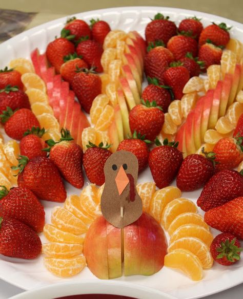 Thanksgiving Fruit Tray Fruit Turkey, Thanksgiving Fruit, Edible Centerpieces, Deco Fruit, Pasta Chips, Fruits Decoration, Decorações Com Comidas, Dessert Aux Fruits, Healthy Thanksgiving