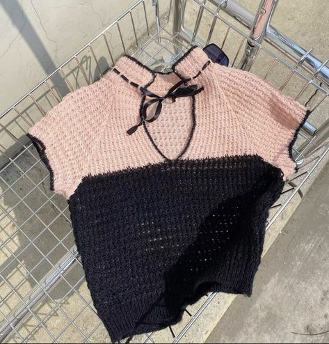 Y2k Top Crochet, Pink Crochet Accessories, Black Pink Crochet, Black And Pink Crochet, Pink And Black Crochet, Crochet Turtle Neck, Black And Pink Outfit, Granny Square Step By Step, Pink And Black Outfit