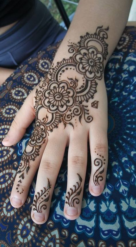 Single Henna Design, Cute Henna Tattoo Ideas, Hena Desain Simple Front Hand, Henna Designs Neck, Mehndi Designs Finger, Henna Hand Designs, Wrist Henna, Cute Henna Tattoos, Hand Henna Designs