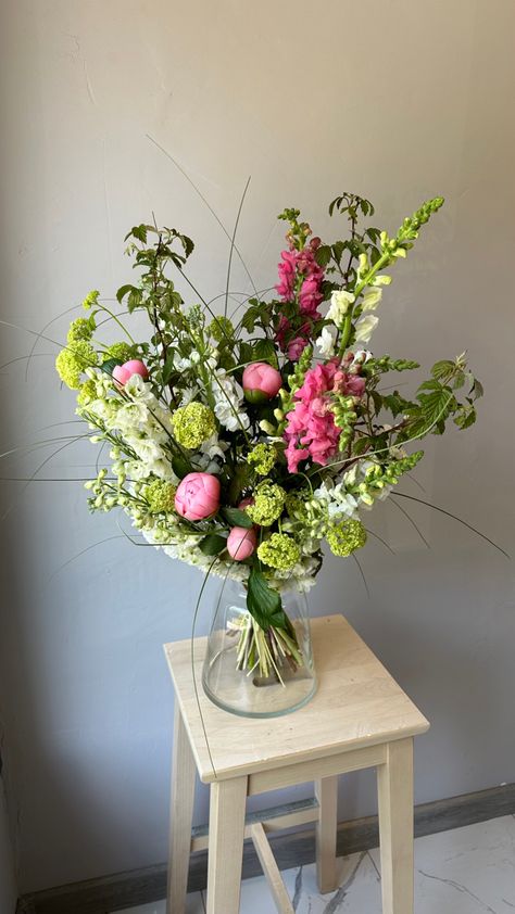 Floral Art Arrangements, White Flower Arrangements, Boquette Flowers, Muted Pink, Cut Flower Garden, Nothing But Flowers, Flower Studio, Flower Therapy, Floral Shop