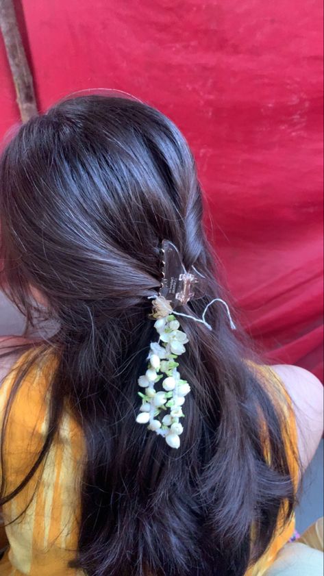 Always a pleasure wearing a gajra Gajra Hairstyle, Girly Vibes, Cartoons Dp, Cute Short Dresses, Diwali Diy, Desi Aesthetic, Open Hairstyles, Dress Idea, Sitting Poses