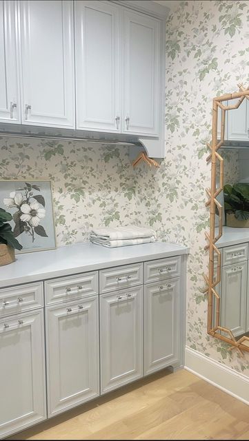 Diy Painted Wallpaper, Kitchen Trim, Wallpaper Laundry Room, Wallpaper Laundry, Paint Cabinets, Painted Wallpaper, Chinoiserie Chic, Laundry Mud Room, Pretty Room