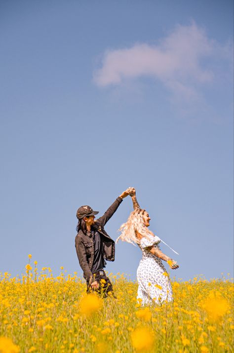 Couple Picking Flowers, Meadow Couple Aesthetic, Couple Tulip Field, Proposal In Flower Field, Flower Couple Aesthetic, Canola Field Photoshoot Couple, Flower Field Photo Ideas, Flower Field Couple Photoshoot, Couple In Flower Field Aesthetic