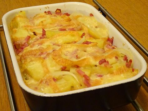 A French dish made with cheese, potatoes and bacon, perfect to make on a cold winter day. The original recipe is made with Reblechon cheese, but this one is made with the stronger Munster cheese. If you eat it in a restaurant, you will most probably get it served in a terrine form. Munster Cheese Recipes, Munster Cheese, Potatoes And Bacon, French Cake, Christmas Bread, Recipes From Around The World, Kinds Of Cheese, Cheese Potatoes, Salty Cake