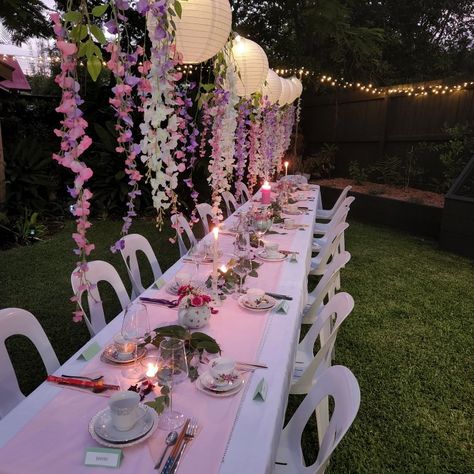 Long Table For Birthday Dinner, 21 Birthday Backyard Party Ideas, Birthday Dinner Ideas Outside, 21st Party Aesthetic, 21 Brunch Birthday, Fancy 21st Birthday Party, Pretty Dinner Party, Elegant 21st Birthday Party Ideas, Birthday Dinner Table Decorations