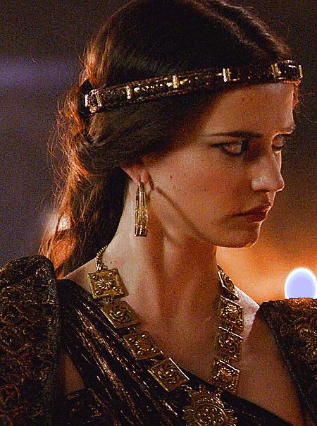 (99+) periodcostumefantasylover na Tumblrze: Morgan Pendragon's bronze dress & cape in Camelot Morgan Pendragon, Bronze Aesthetic, Eva Green Camelot, Medieval Princess Aesthetic, Bronze Dress, Princess Movies, Eva Green, Cape Dress, Tom Cruise