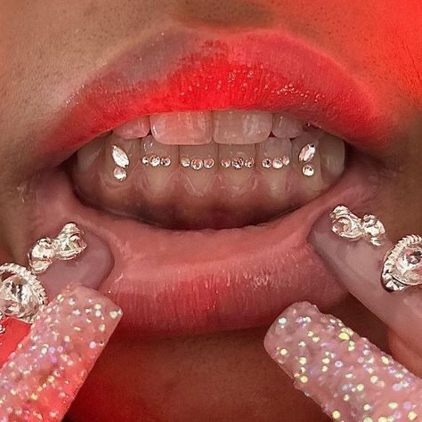 Gems On Teeth Ideas, Simple Tooth Gem Design, Rhinestone Teeth Gems, Bottom Tooth Gems Ideas, Cute Tooth Gems Ideas, Bottom Teeth Gems, Tooth Gem Inspiration, Tooth Gems Black Women, Bottom Tooth Gem