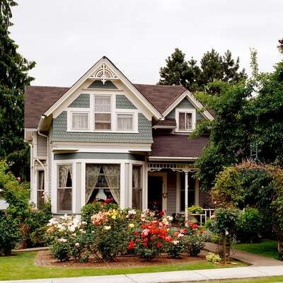 17 Victorian-Style Houses with Stunning Decorative Details Upstate House, Victorian Homes Exterior, Victorian Porch, Victorian Exterior, Victorian Style House, Victorian Style Homes, Colonial Style Homes, French Style Homes, Mediterranean Style Homes