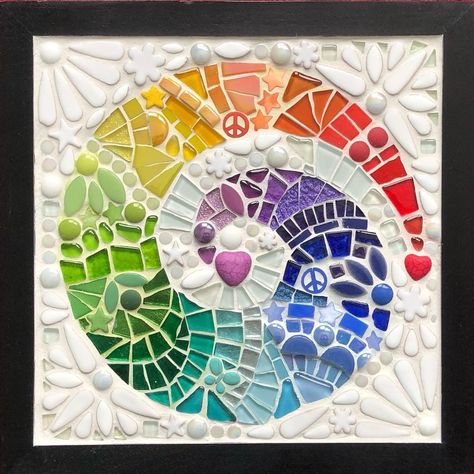 Painted Stepping Stones, Circular Designs, Ikea Frame, Rainbow Mosaic, Mosaic Tray, Mosaic Inspiration, Rainbow Style, Nature Projects, Mosaic Ideas