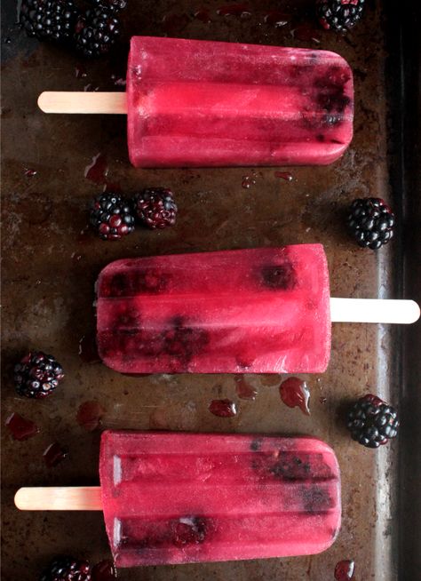 BEST blackberry homemade Popsicle out there! We make them all the time! Plus you don't need very many ingredients to make them! Blackberry Popsicle Recipes, Blackberry Popsicles, Vegetable Soup Recipes Healthy, Raspberry Popsicles, Cabbage Steaks Recipe, Berry Popsicles, Blackberry Lemonade, Lemonade Popsicles, Easy Eggs Benedict