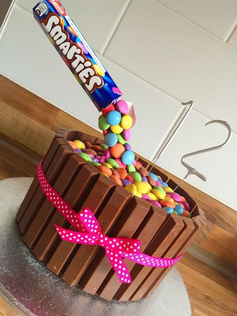 Smartie Cake, Smarties Chocolate, Gravity Cakes, Anti Gravity Cake, Kitkat Cake, Gravity Cake, Birthday Cake Chocolate, Anti Gravity, Different Cakes