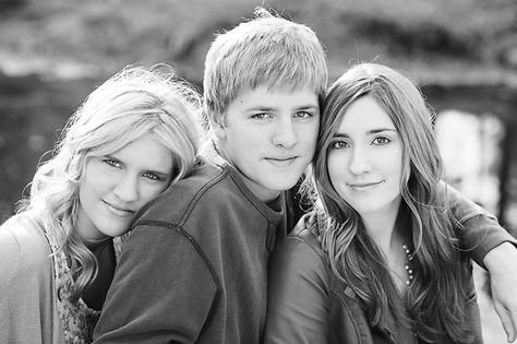 Older Sibling Photography, Sibling Photography Poses, Sibling Pictures, Foto Kids, Sibling Poses, Family Portrait Poses, Sibling Photography, Sibling Photos, Family Picture Poses