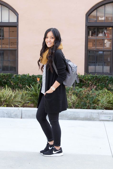 White striped tee+black long cardigan+black skinny jeans+black sneakers+mustard scarf+grey backpack. Fall Travel Outfit 2017 Travel Outfit Winter, Black Sneakers Outfit, Travel Outfit Spring, Mustard Scarf, Grey Backpack, Comfy Travel Outfit, Fall Travel Outfit, Outfit Cardigan, Winter Travel Outfit