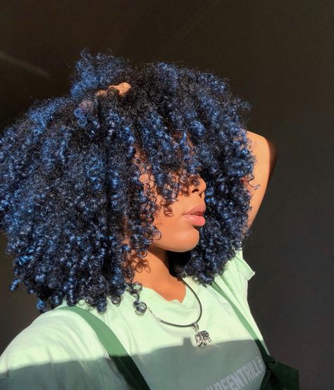 These blue highlights are juuussttt 😍😍💙 Hair Growth Formula, Dyed Curly Hair, Pelo Afro, Dyed Natural Hair, Natural Hair Inspiration, Natural Hair Tips, Natural Hair Journey, Natural Curls, Aesthetic Hair