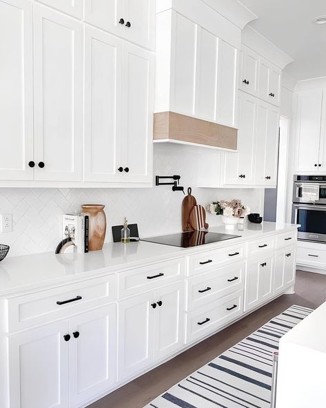 Black Kitchen Knobs, White Kitchen Windows, Kitchen Cabinets Knobs And Pulls, Kitchen Knobs And Pulls, Black Kitchen Handles, White Shaker Kitchen, White Shaker Cabinets, Shaker Kitchen Cabinets, Spacious Kitchen