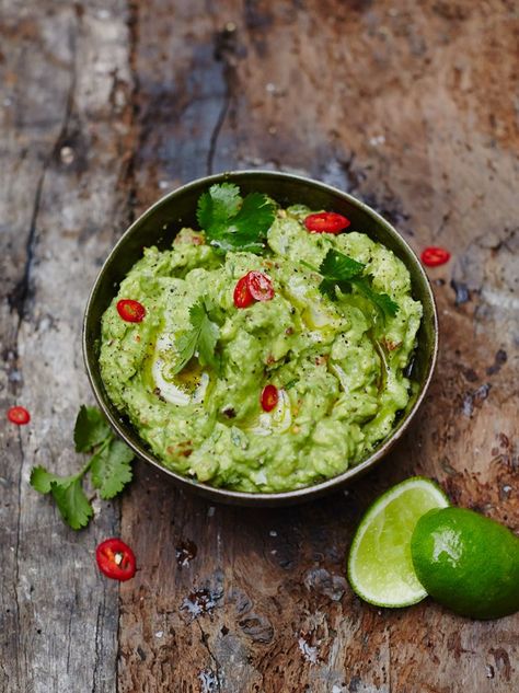 Classic guacamole Guacamole Recept, Tropisk Fest, Resep Pasta, Best Guacamole Recipe, How To Make Guacamole, Jamie Oliver Recipes, Guacamole Recipe, Tapenade, Idee Pasto Sano