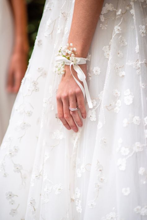 Wedding Guest Bracelet, Corsage Aesthetic, Marchesa Bridal, Wrist Corsage Wedding, Bridesmaid Corsage, White Wedding Flowers, Corsage Wedding, Bridesmaid Accessories, Cute Wedding Ideas