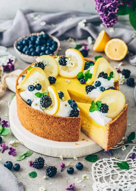 Lemon Cheesecake Cheesecake With Lemon Curd, Vegan Lemon Cheesecake, Cheesecake Pie Recipes, Cheesecake Decoration, Birthday Cheesecake, Baking Bad, Birthday Baking, Blueberry Lemon Cake, Lemon Cheesecake