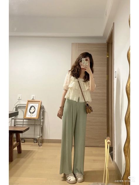 White Cullotes Outfits, Korean Work Outfit Summer, Girly Blouse, Simple Casual Outfits, Modest Casual Outfits, Korean Outfit Street Styles, Clothes Korean Style, Casual College Outfits, Fashion Top Outfits