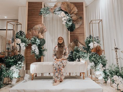 Pelamin Aesthetic, Pelamin Klasik Tradisional Melayu, Kahwin Melayu, Pelamin Klasik, Dekor Lamaran, Mini Pelamin, Nikah Decor, Bride Groom Table, Birthday Room