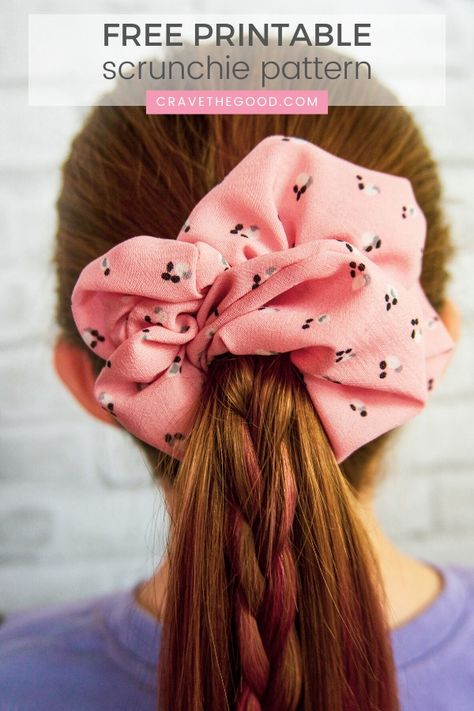 Check out these DIY homemade scrunchies! I'll teach you how to sew a scrunchie with this easy, FREE, sewing pattern pattern. There are 6 different scrunchies included - mini, midi, and maxi (oversized/giant), two sizes of bunny ears (or bows) and one set of tails! Use your scrap fabric and my step by step guide to make custom, awesome, scrunchies! Making Scrunchies, Hairband Crochet, Diy Hairband, Create Kids Couture, How To Make Scrunchies, Diy Hair Scrunchies, Crochet Bow, Scrunchies Diy, Crochet Bows