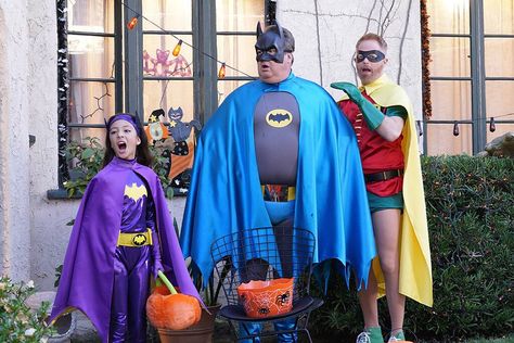 Modern Family Halloween, Cam And Mitchell, Jesse Tyler Ferguson, Modern Family Quotes, Halloween Episodes, Halloween Costumes 2016, Liv And Maddie, Best Halloween Costumes, Bear Costume